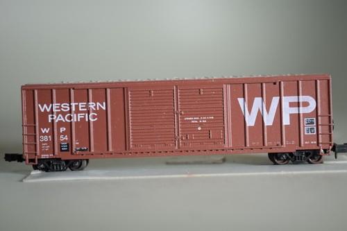 42090 Escala N MDC ROUNDHOUSE 50' RIBB SIDE BOX CAR WP WESTERN PACIFIC | Zustand: New