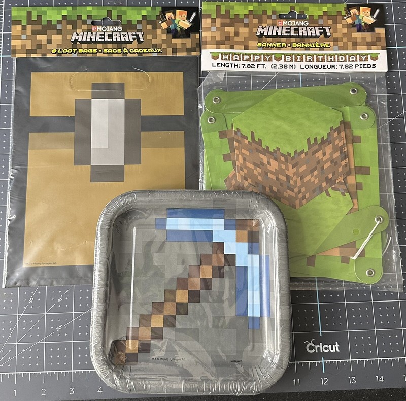 Minecraft Party Supplies! Items including banner/plates/treat bags for 16 kids!