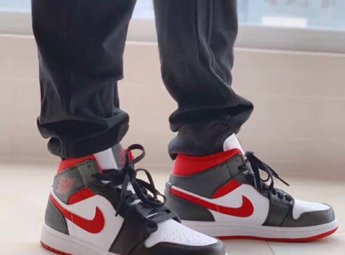 Air Jordan 1 Mid Very Berry Black White 640734-016 Size 11c Air Jordan 1 Mid Very Berry Black White 640734-016 Size 11c