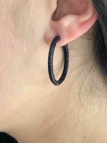 Aros ovalados de oro negro de 18 quilates micro pavé de zafiro negro de adentro hacia afuera - Imagen 11 de 11