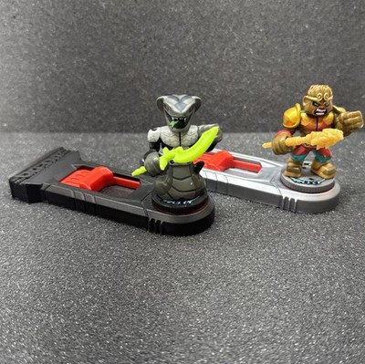 AKEDO Ultimate Arcade Warriors Mini Battling  Figures - STEELFANG vs EPIC GOKONG