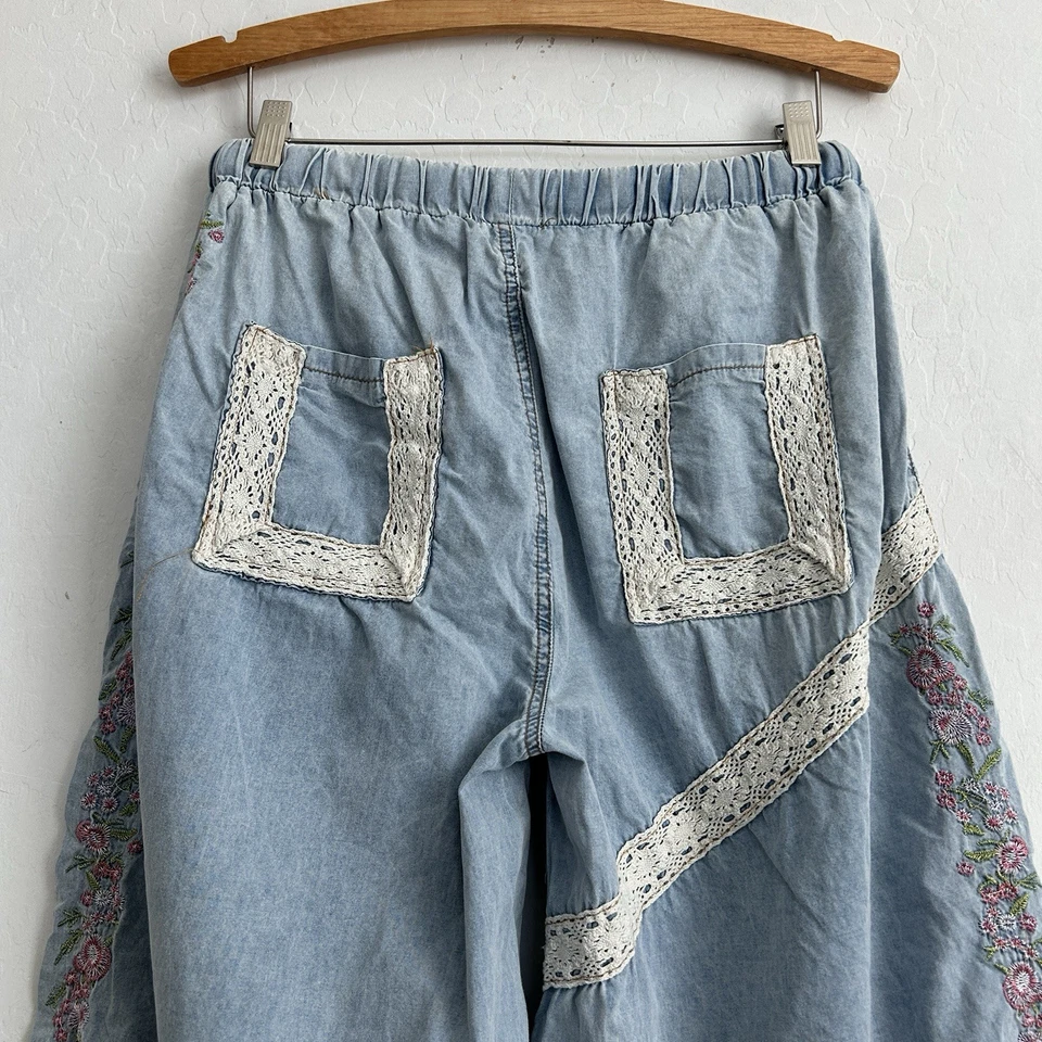 Calça POL pequena jogger harém denim bolsos largos floral bordada renda azul - Imagem 2 de 4
