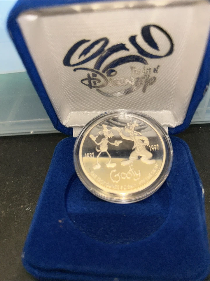 Vintage Disney Goofy 65th Anniversary.999 Silver 1 Troy oz Round Coin - Image 2 of 2