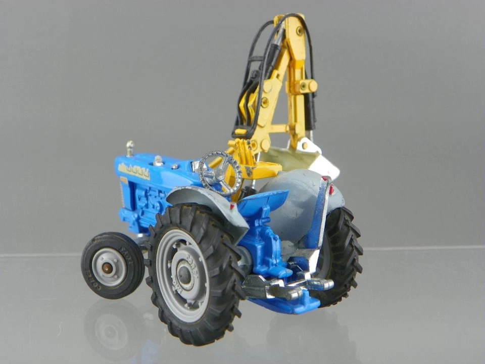 Vintage 1969 Corgi 74 Diecast 1/43 Ford 5000 Super Major Tractor Hydraulic Scoop - Image 3 of 4