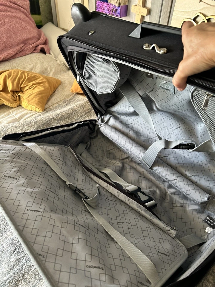 "Bolsa de ropa rodante Travelpro Crew 8 negra con ruedas de 22"" 407104001" Foto 2 de 4