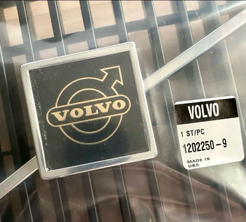 GENUINE VOLVO Volvo 240 244 245 1982-1985 Early Type Front Grille 1202250 NEW - Image 4 of 4