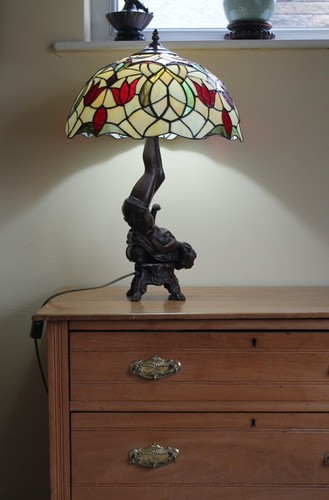 Tiffany style lamp with heavy bronze figurative base - Picture 14 of 16