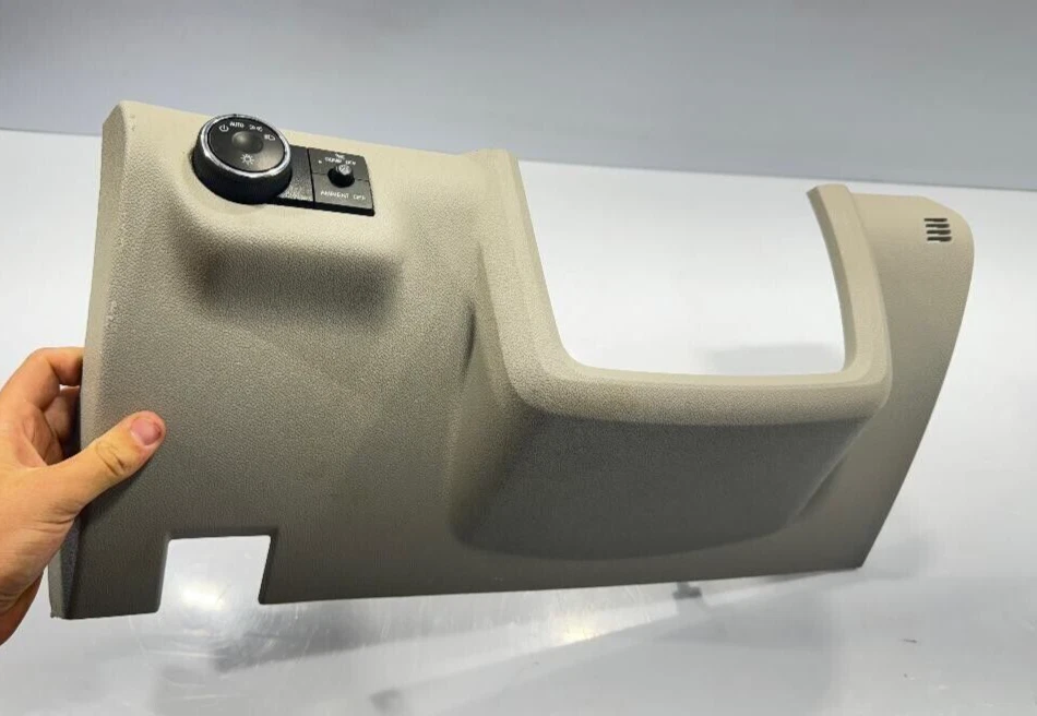 2013 GMC ACADIA НИЖНЯЯ ЛЕВАЯ ПРИБОРНАЯ ПАНЕЛЬ КОЛЕННЫЙ ВАЛИК ОТДЕЛКА ПАНЕЛЬ P/N 22938738 OEM Б/У - Изображение 2 из 4