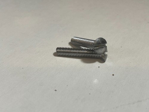 BSA Plastic Pear / Tear Drop Tank Badge Screws (2) 40-8125 40-8016 68-8090 U.K. - Bild 3 von 3