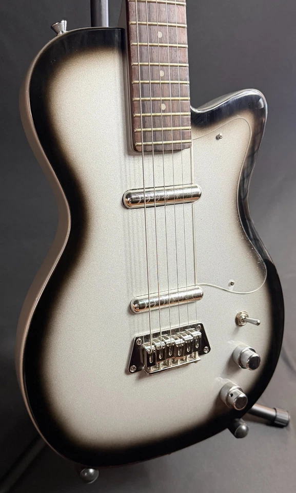 Guitarra Eléctrica Silvertone 1303/U2 Clásica Reedición Acabado Silverburst Foto 3 de 4