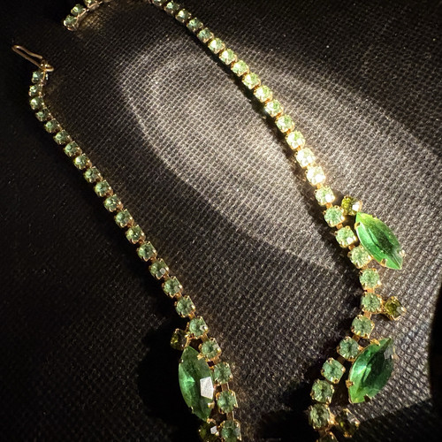 Vintage Green Glass Rhinestone Some Uranium Glow Open Bezel Double Row Necklace - Bild 8 von 11
