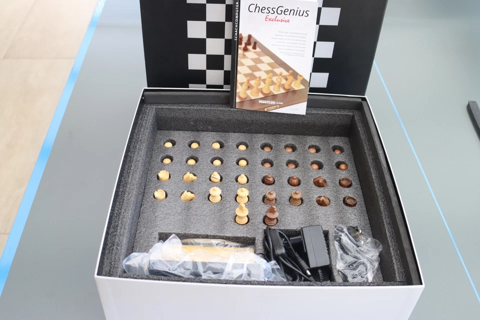 Millennium ChessGenius Exclusive Schachcomputer in original Verpackung wie NEU - Bild 2 von 2