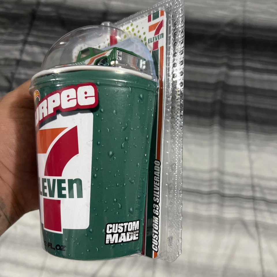 HOT WHEELS CUSTOM 83 CHEVY SILVERADO 7-11 SLURPEE NUEVO Ruedas Verdes Foto 3 de 4