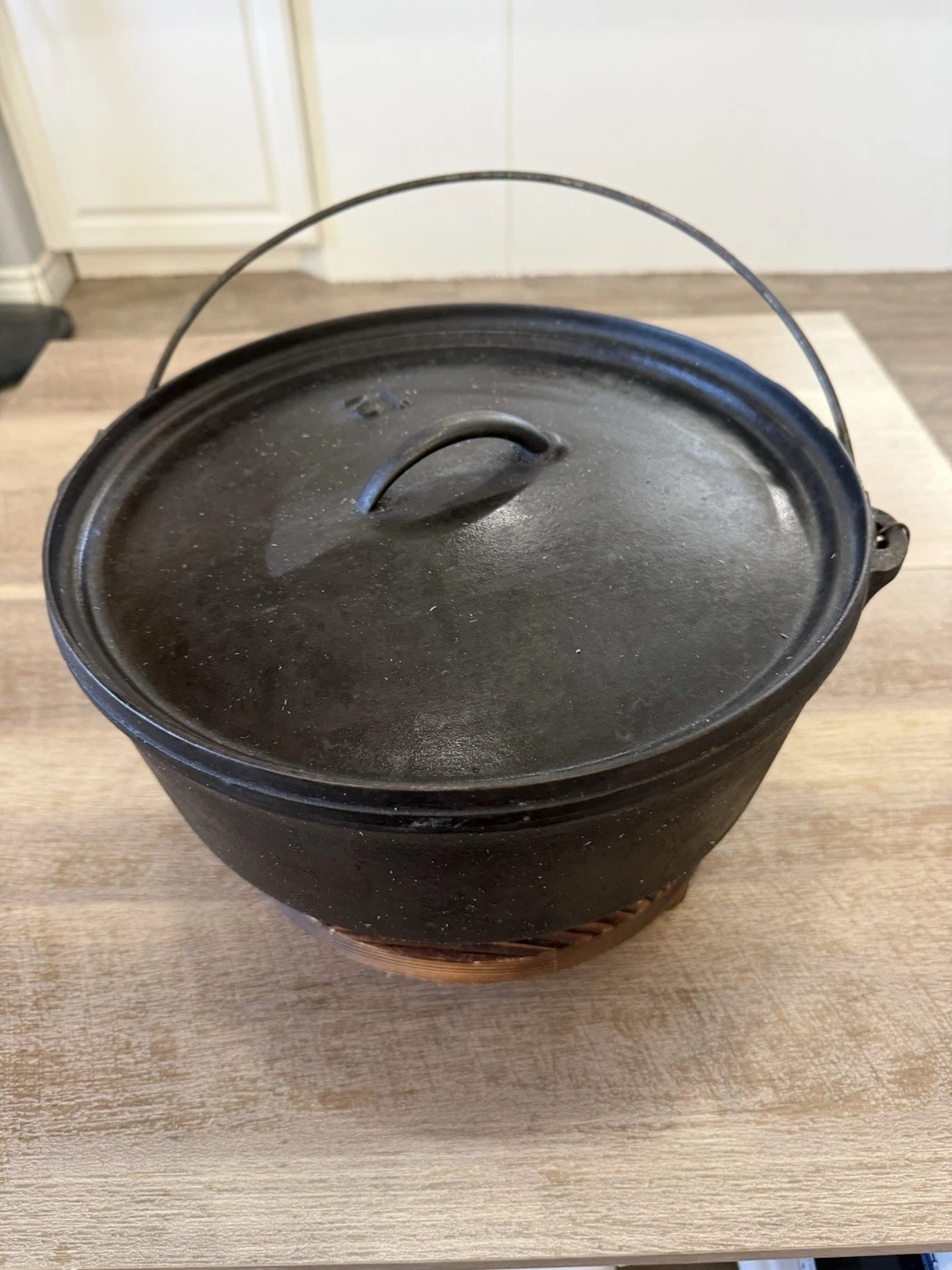 Lodge No. 12 ~ Camp Dutch Oven ~ Made In USA ~ Already Seasoned