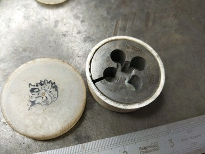 Warrior 1/8 Bsp Hss Split Die 1 1/2 OD
