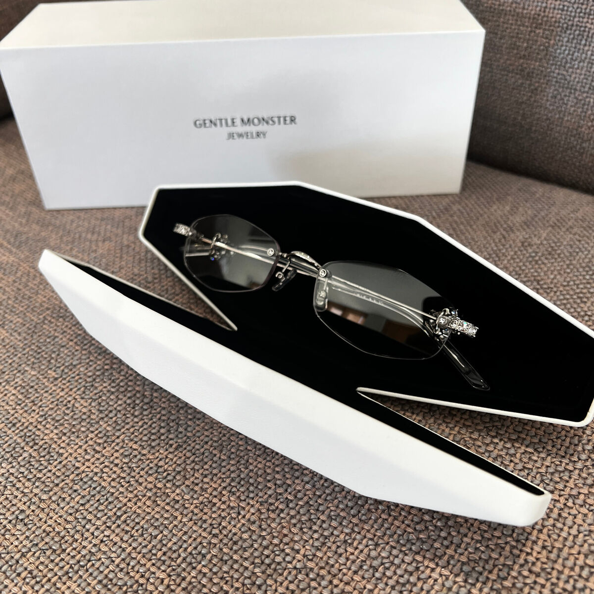 Gentle Monster Glitz 02 Silver Clear 100% Authentic Gentle Monster Glitz 02 Silver Clear 100% Authentic