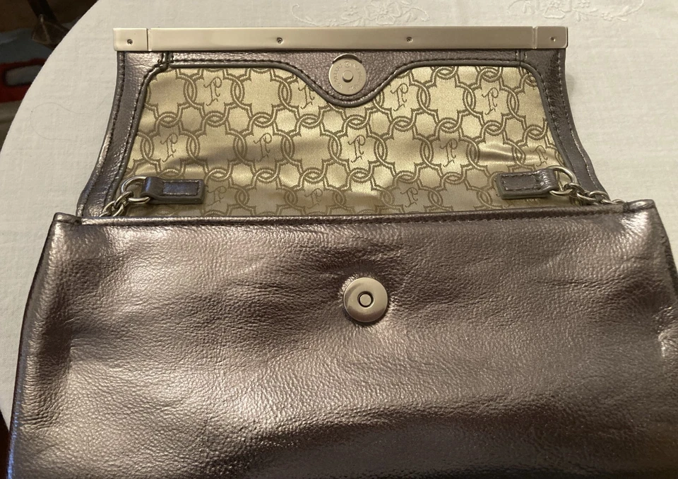 Cartera Ivanka Trump 11" Metálica Plateada con Cadena y Cierre Metálico a Presión Foto 4 de 4