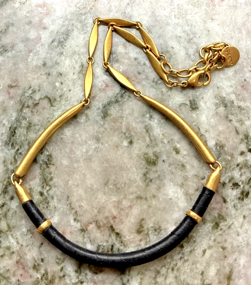 Collar Stella & Dot Marcell Envoltura de Cuero Dorado y Negro 18" L4 Foto 4 de 4