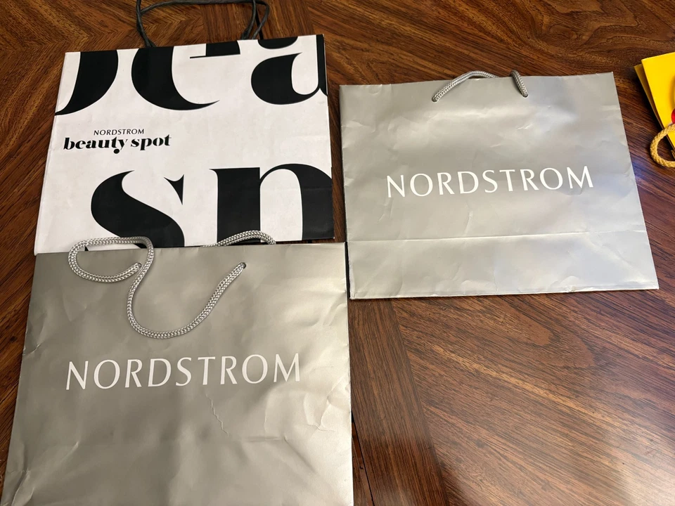 3 bolsas de regalo de compras de papel gris plata Nordstrom letras blancas + m&m + Voluspa Foto 4 de 4