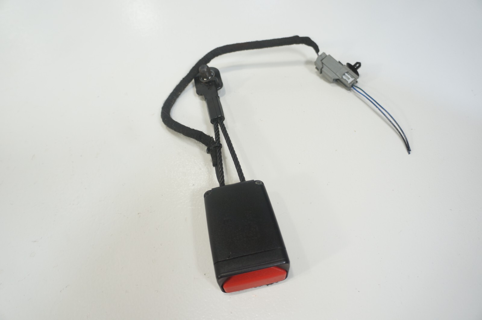 14-2022 maserati ghibli  front left driver side seat belt buckle oem