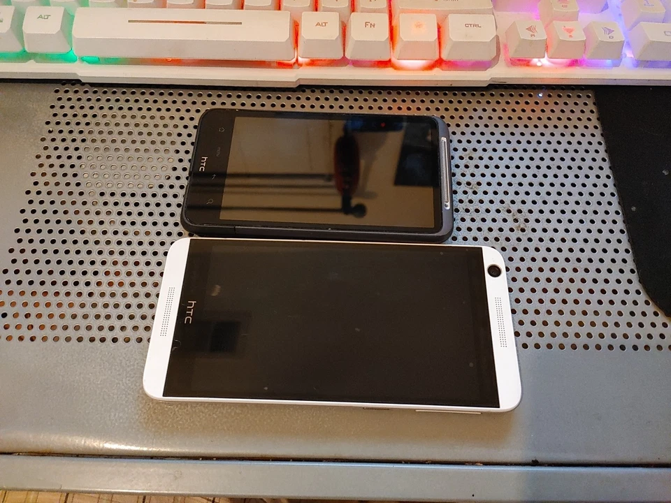 Телефоны HTC Desire 16 ГБ 5,0 дюйма, белые плюс 1 другой телефон HTC, 2 телефона HTC на запчасти - Изображение 2 из 4