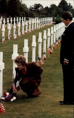 President Ronald Reagan Nancy Reagan Omaha Beach Normandy France postcard z969