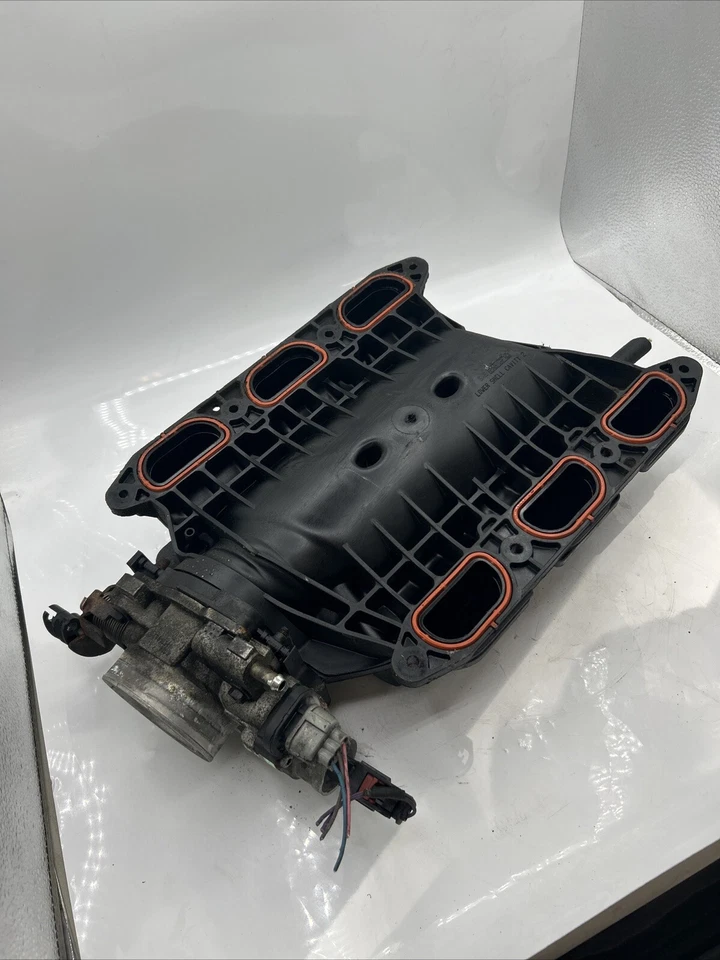 Colector de admisión superior del motor usado se adapta a: Dodge Caravan 2003 3,3 L Foto 4 de 4