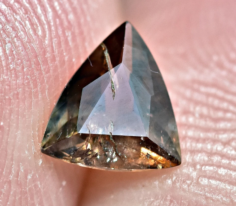 Axinita de corte de trillón natural de 0,85 quilates de Skardu, Pakistán Foto 4 de 4