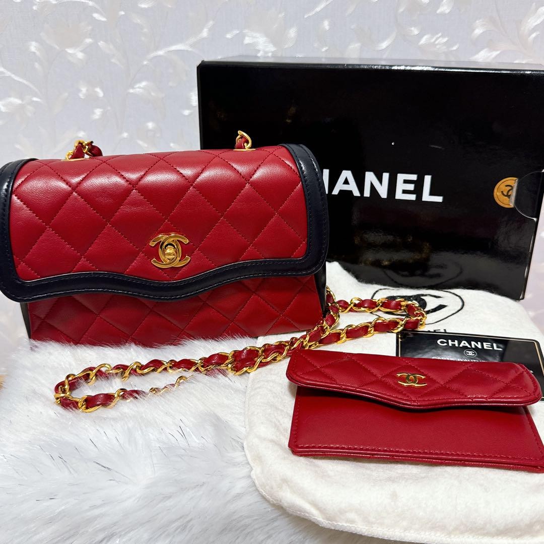 CHANEL Mini Matelasse Lambskin Quilted Chain Crossbody Bag Black Gold PFGDKF