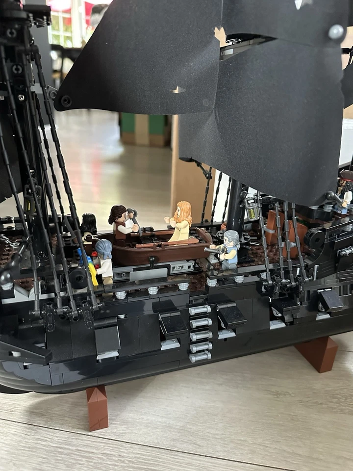LEGO Icons 10365 Captain Jack Sparrow's Pirate Ship, photo 4 of 5