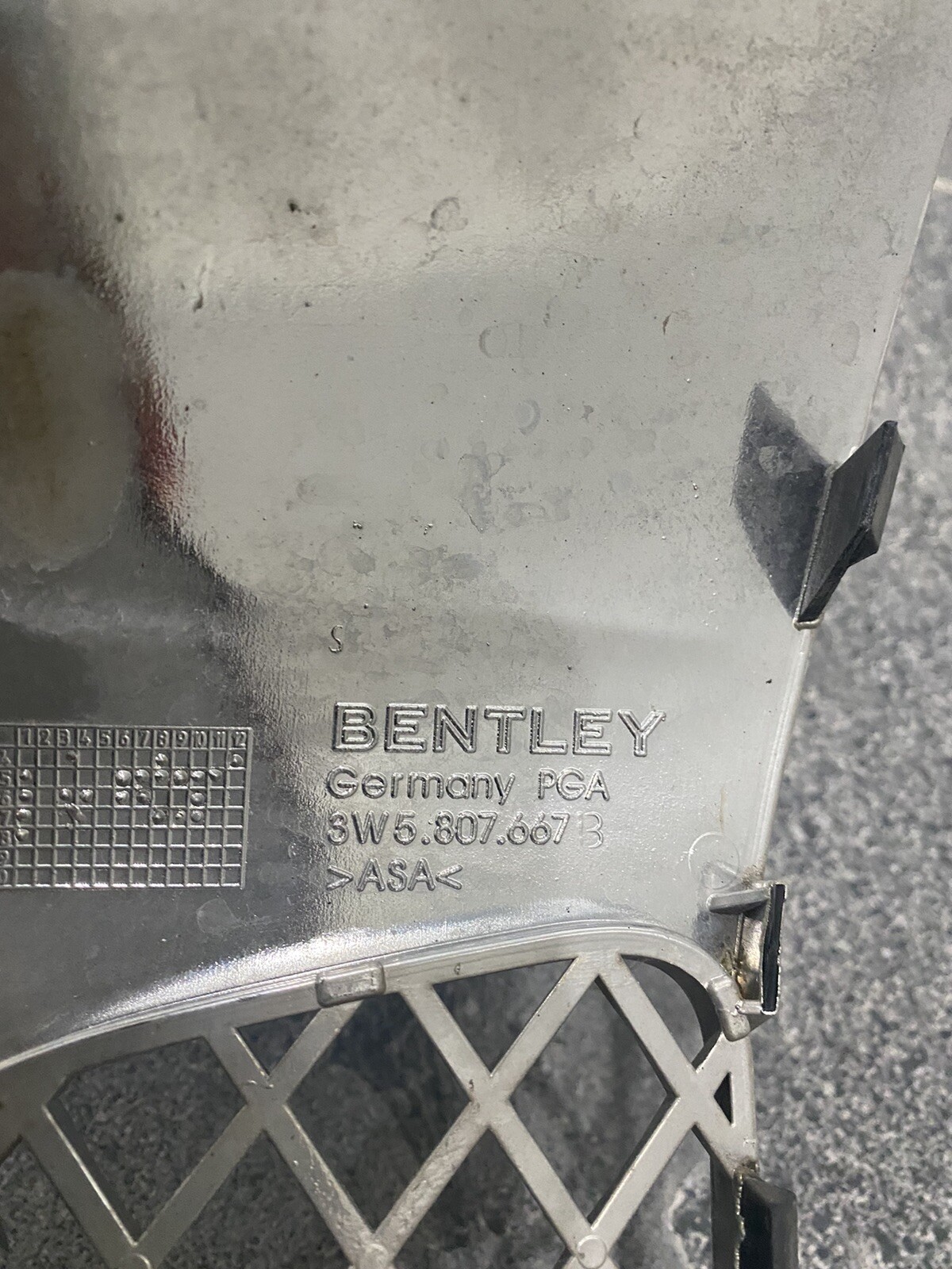 BENTLEY CONTINENTAL FLYING SPUR 3W 6.0 Front Lower Grill 3W5.807.667B