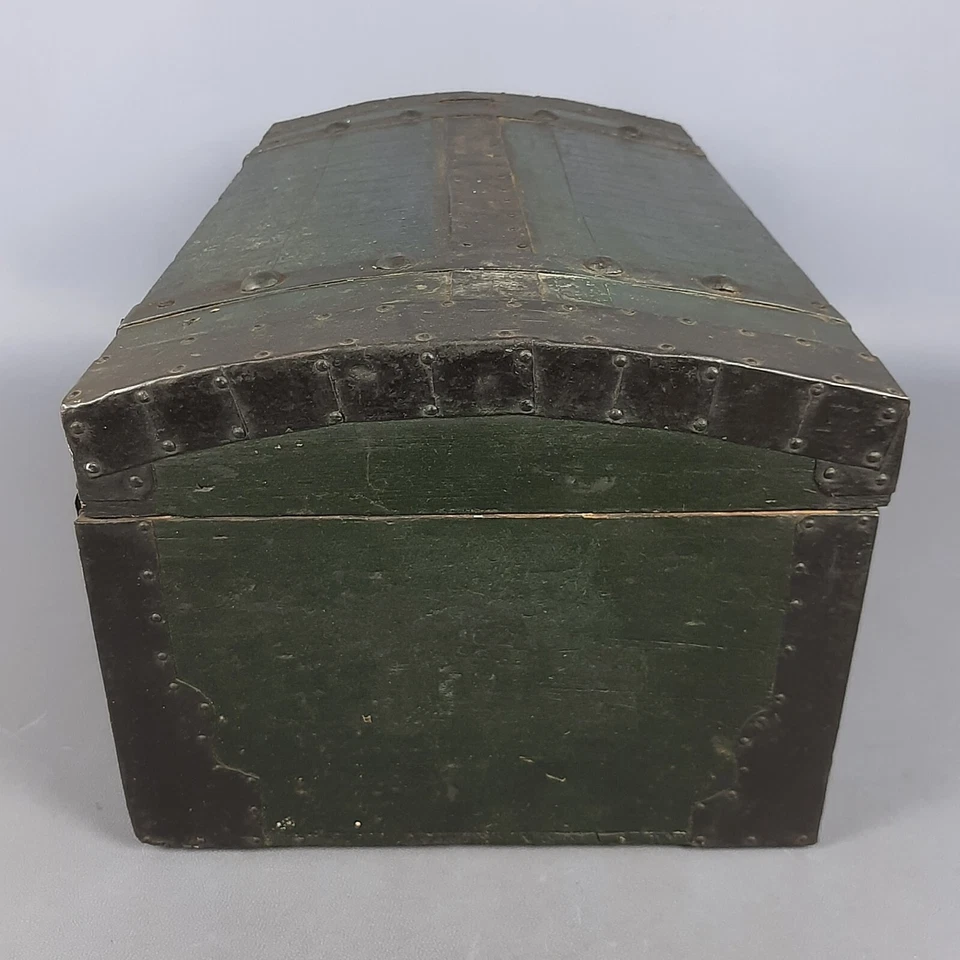 Antiguo cofre de carruaje vitrina de madera verde y hierro finales de 1800 Foto 3 de 4