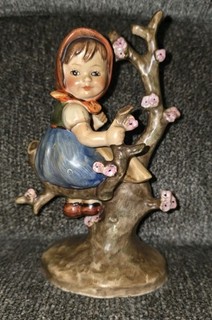 Hummel 141 "Apple Tree Girl" TMK1 Incised Crown Beautiful