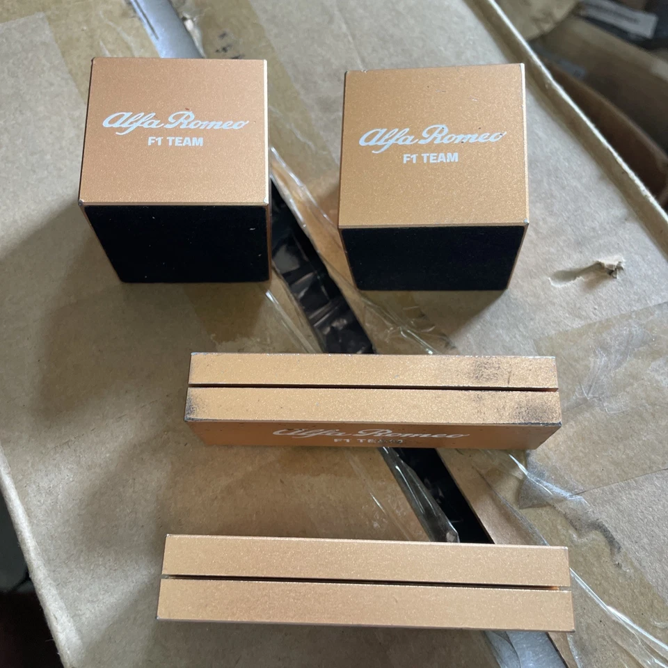 Portatarjetas de visita del equipo Alfa Romeo F1 Fórmula 1 G13 Foto 3 de 4