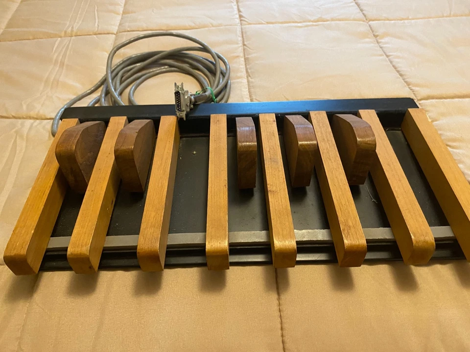 Sistema de pedal de bajo de 13 notas de Mass-Rowe Krueger String Bass Foto 2 de 4