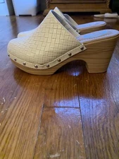 Atalina White  Leather Clog Women’s Shoes size 7.5 Crosshatch Pattern Comfy