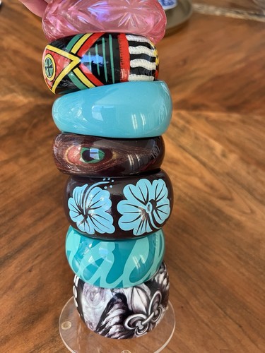 Spektakuläres Konvolut bunter Vintage Armbänder aus Holz und Kunststoff
