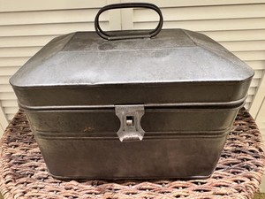 Vintage Metal Peerless Lunch Box in Excellent Condition 