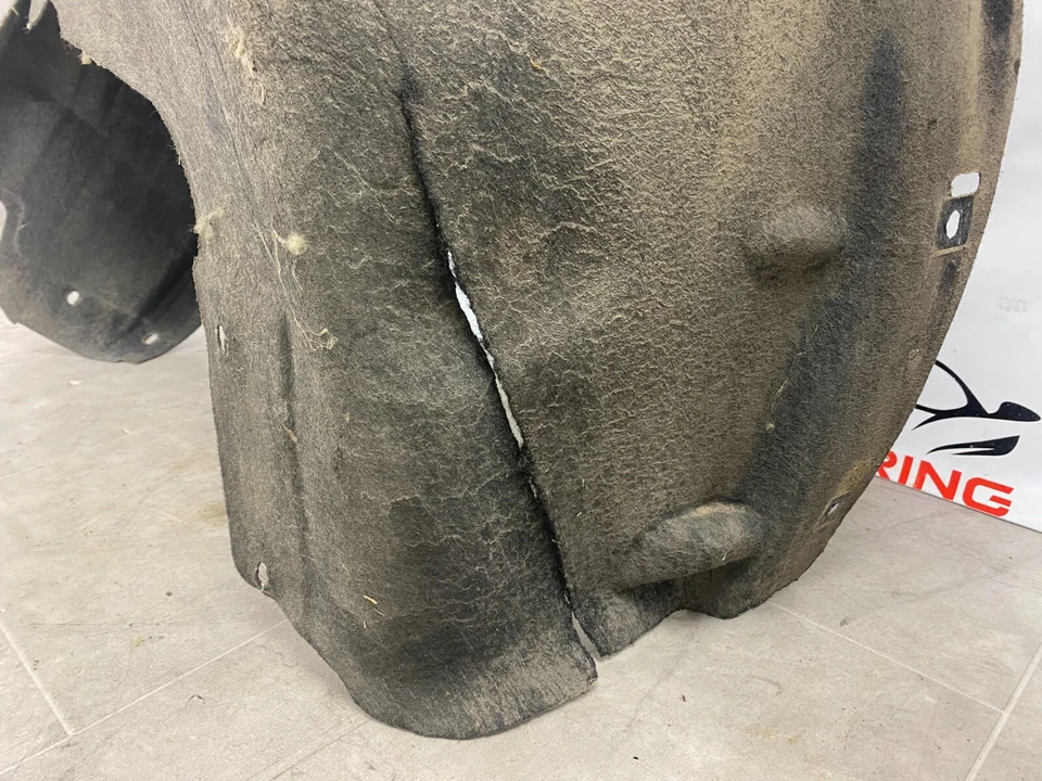 Задняя правая накладка на крыло 2015 Jaguar F-Type R *разорванная* от оригинального производителя 9711 - Изображение 3 из 4