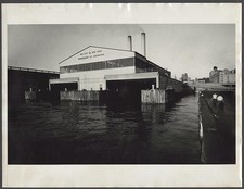 Nueva York NY 1957 Departamento de Saneamiento Muelle Edificio Barcaza de Basura Entradas