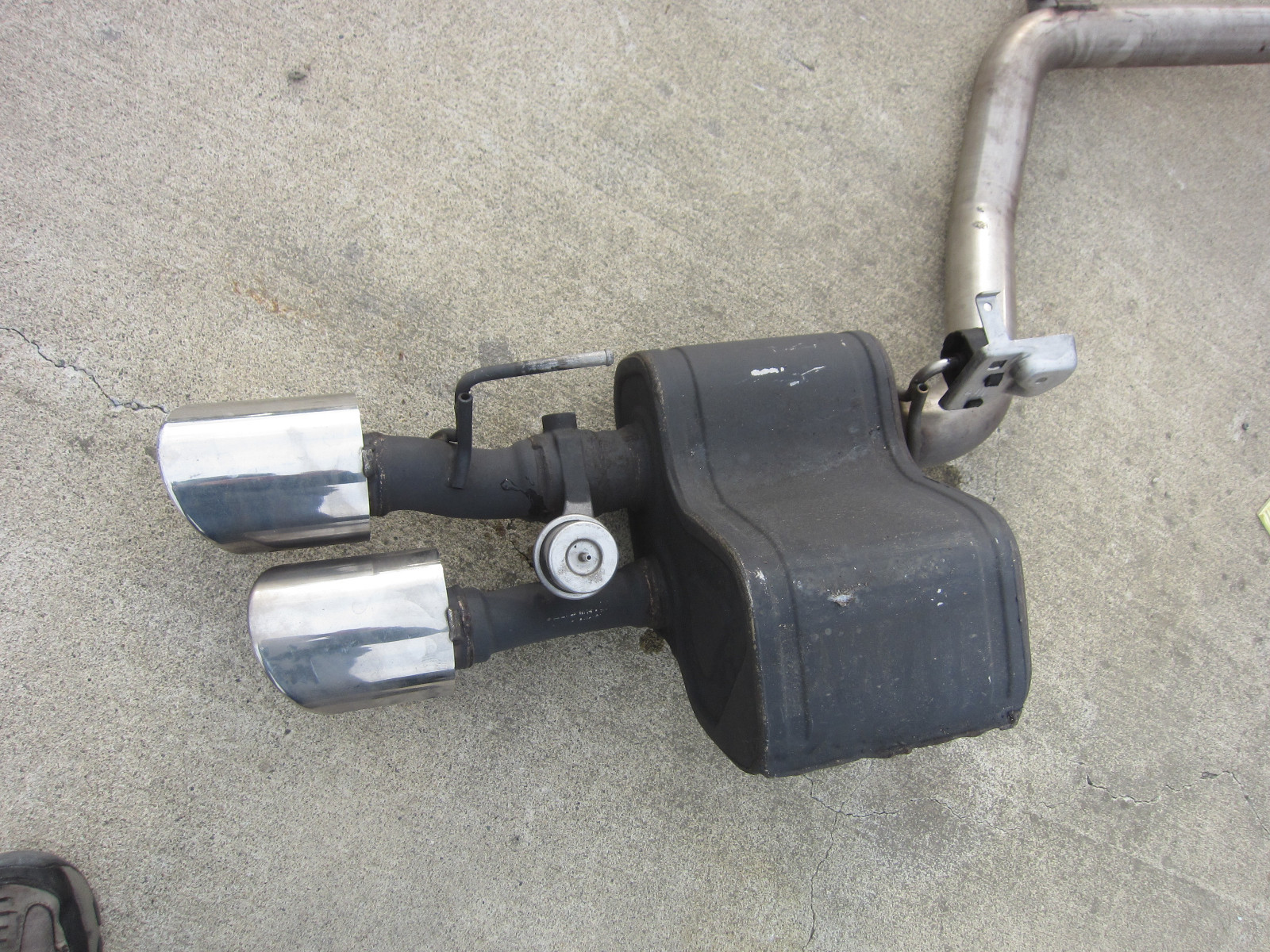 Maserati Quattroporte RH Rear Exhaust Muffler W/ Pipe - P/N 670030852
