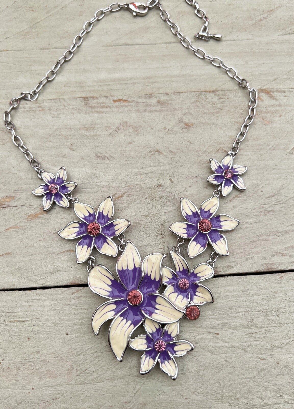 Statement Kette,Blogger, unterschiedlich grosse Blüten,Strass cremefarb./lila