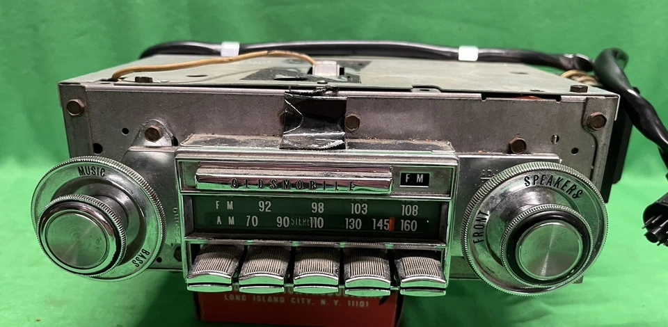 Oldsmobile Cutlass 442 1970 1971 1972 radio AM FM con perillas 7313193 03BFM1 OEM Foto 4 de 4