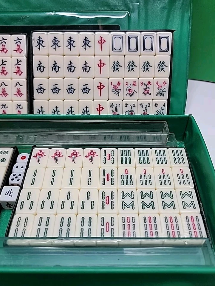 Mini juego de viaje Mahjong en estuche de vinilo, bastidores, marcador y 3 dados Foto 2 de 4