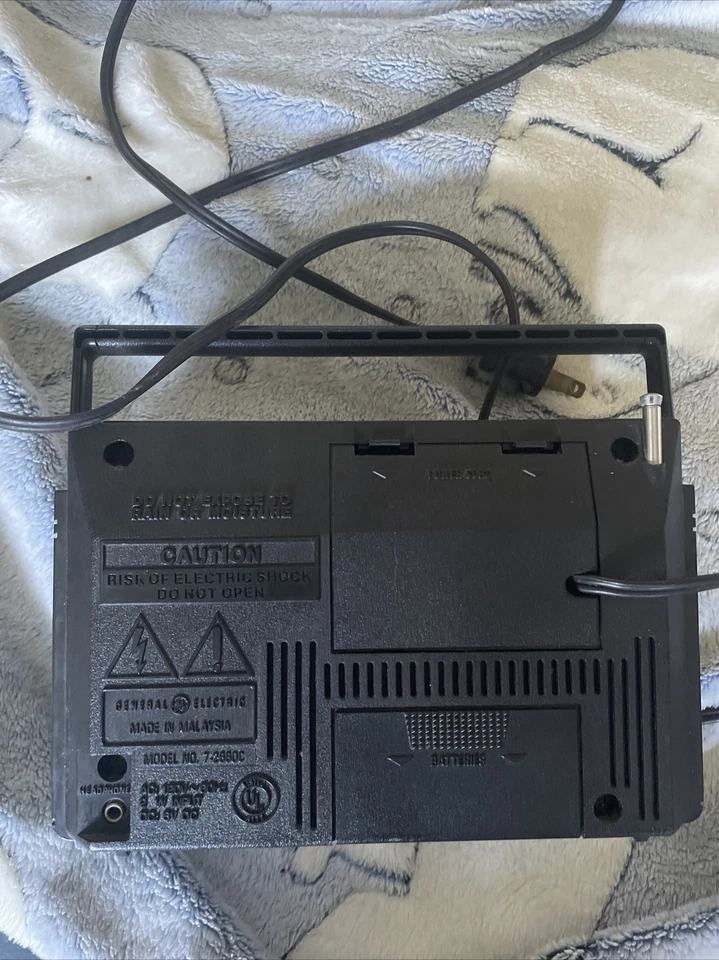 Vintage Grey Fm/Am Personal Portable Radio With 2 Way Power  - Image 2 of 3