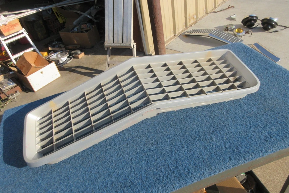 1971 1972 1973 Chevy Vega GRILL GOOD USED ORIGINAL In dry storage for decades Foto 2 de 4