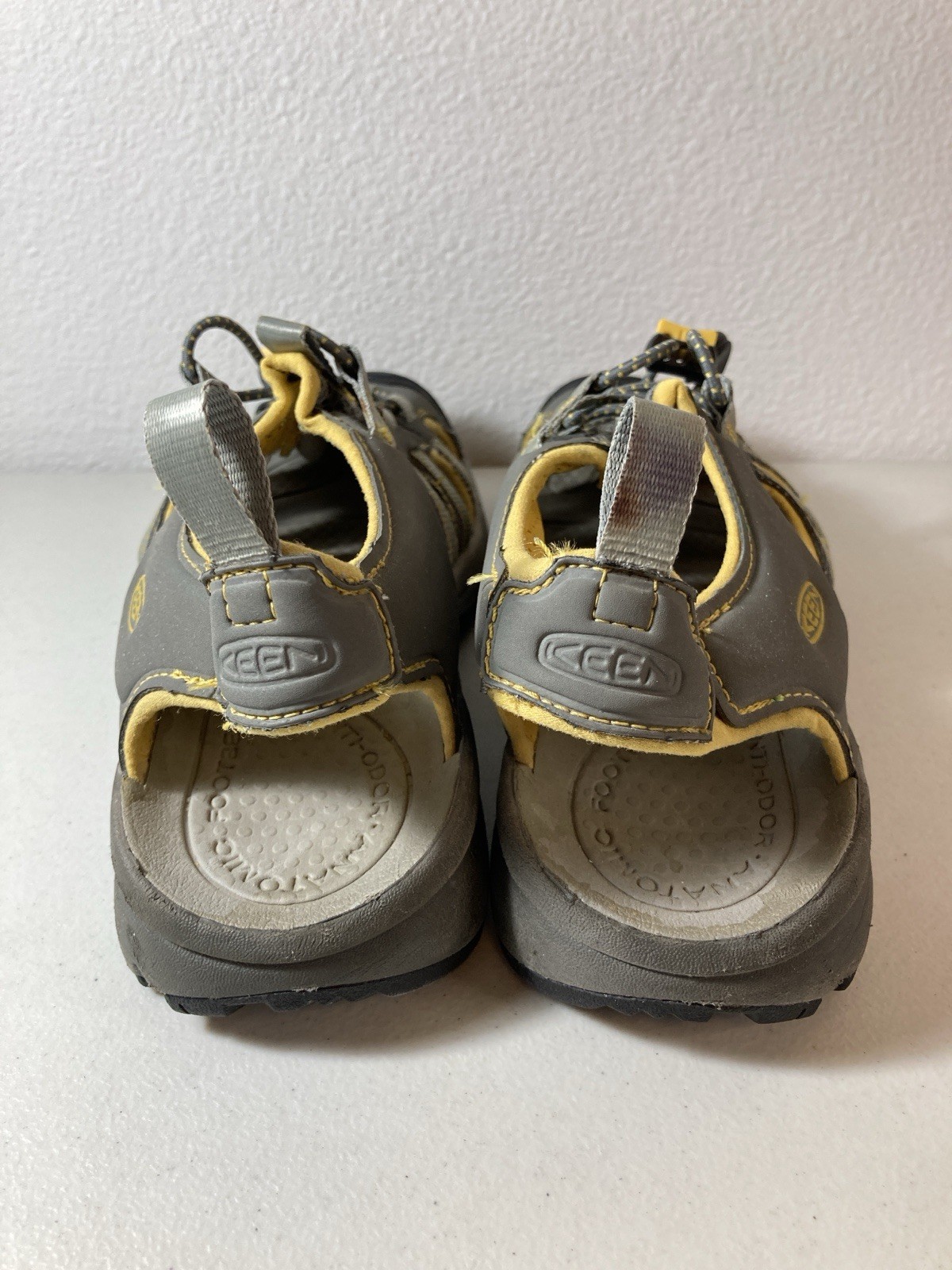 Keen Sandalo scarpa da donna grigio e giallo per escursionismo in acqua taglia 8