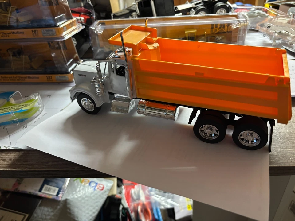 1/32 NEW RAY  NEW ORANGE &WHITE KENWORTH W 900 DUMP TRUCK, NO PACKAGING # B 562 - Image 4 of 4
