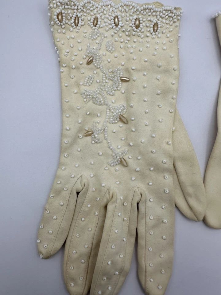 De Colección Años 50 Elegante Off White Algodón Blanco Perla Micro Cuentas Guantes Boda Foto 2 de 4