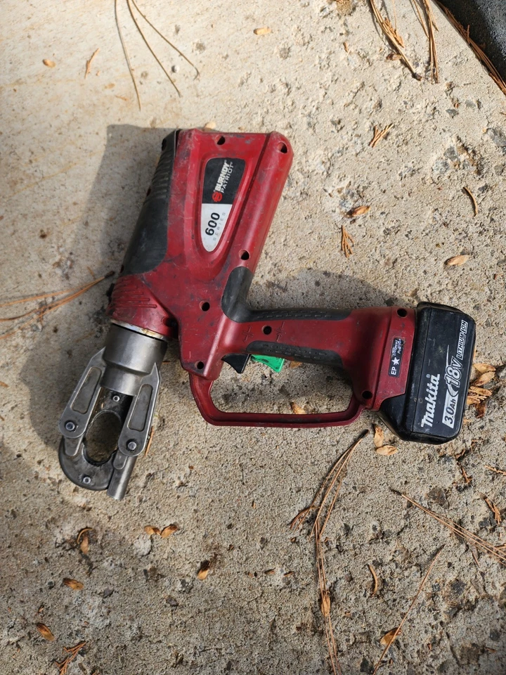 Crimpadora de batería Burndy PAT600-18V 18V Patriot 6 toneladas con herramienta de prensado de troquel DEMO Foto 2 de 4